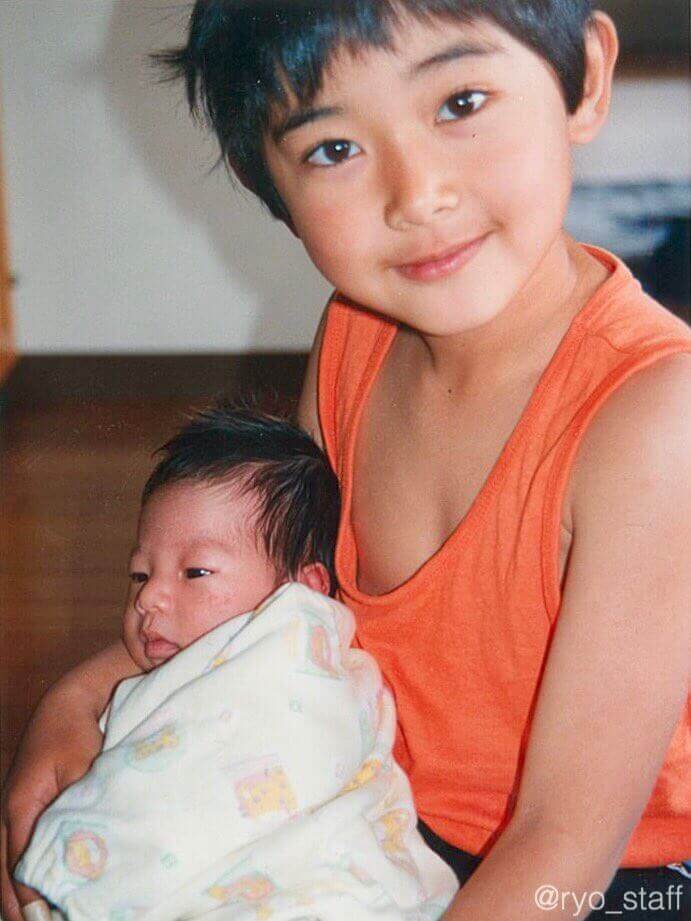 幼い頃の吉沢亮と弟の顔画像