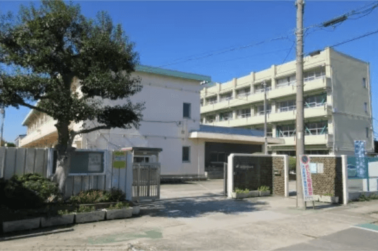 西矢椛さんの通っていた小学校は、地元の大阪府松原市にある松原市立松原西小学校