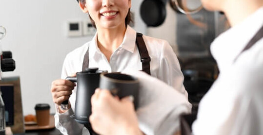 小室瑛莉子アナはカフェでアルバイト