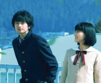 制服姿の中島健人と芳根京子