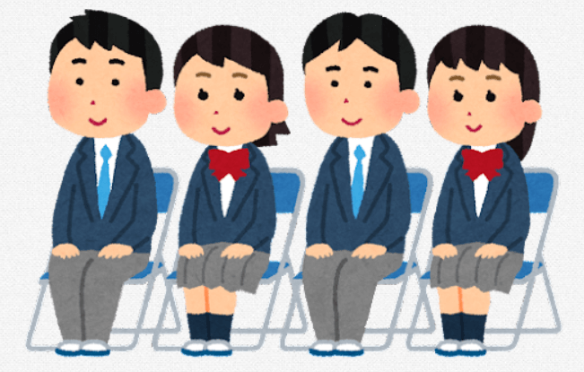 入学式で座る男女