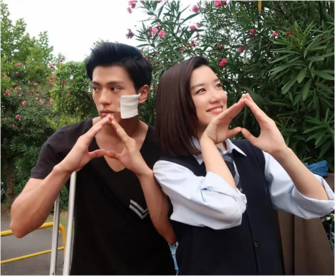新田真剣佑_永野芽郁_ピーチポーズ