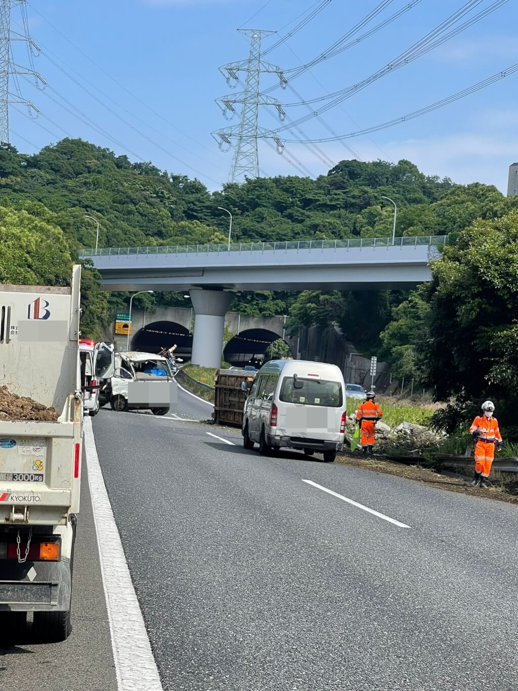 2022年6月9日の横浜横須賀道路の事故画像
